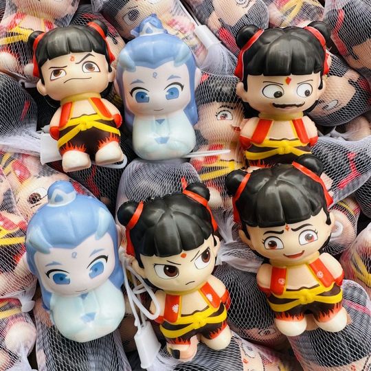 Хиты продаж на уличных киосках: мягкие игрушки Нэчжа и Ао Бин, детские призы, небольшие подарки, награды для учеников детских садов и начальной школы.