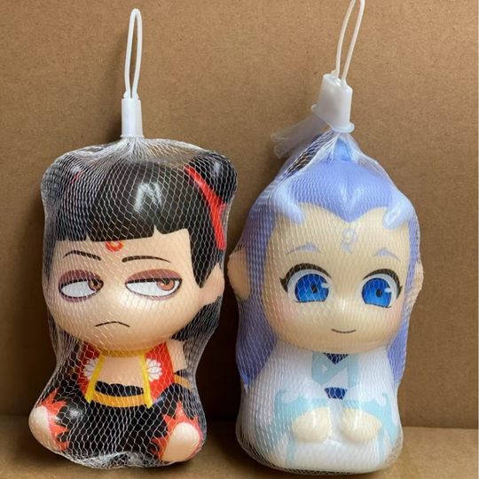 Хиты продаж на уличных киосках: мягкие игрушки Нэчжа и Ао Бин, детские призы, небольшие подарки, награды для учеников детских садов и начальной школы.