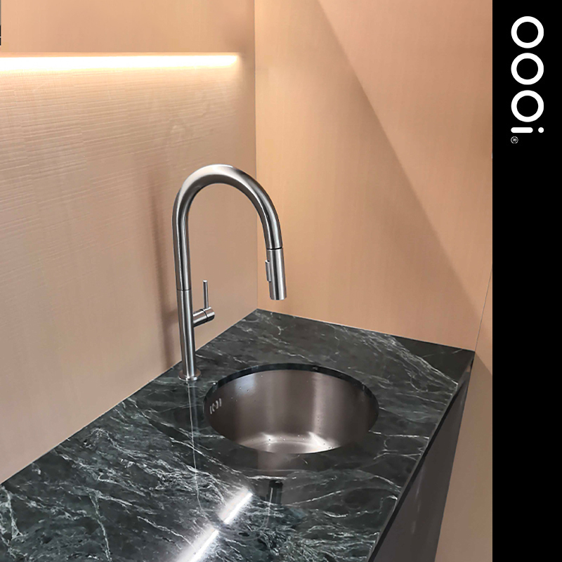 【Oooi偶一】Minimalist Brushed Nickel Kitchen Island Faucet with Pull-Out Hot and Cold Water Mode Kfc004