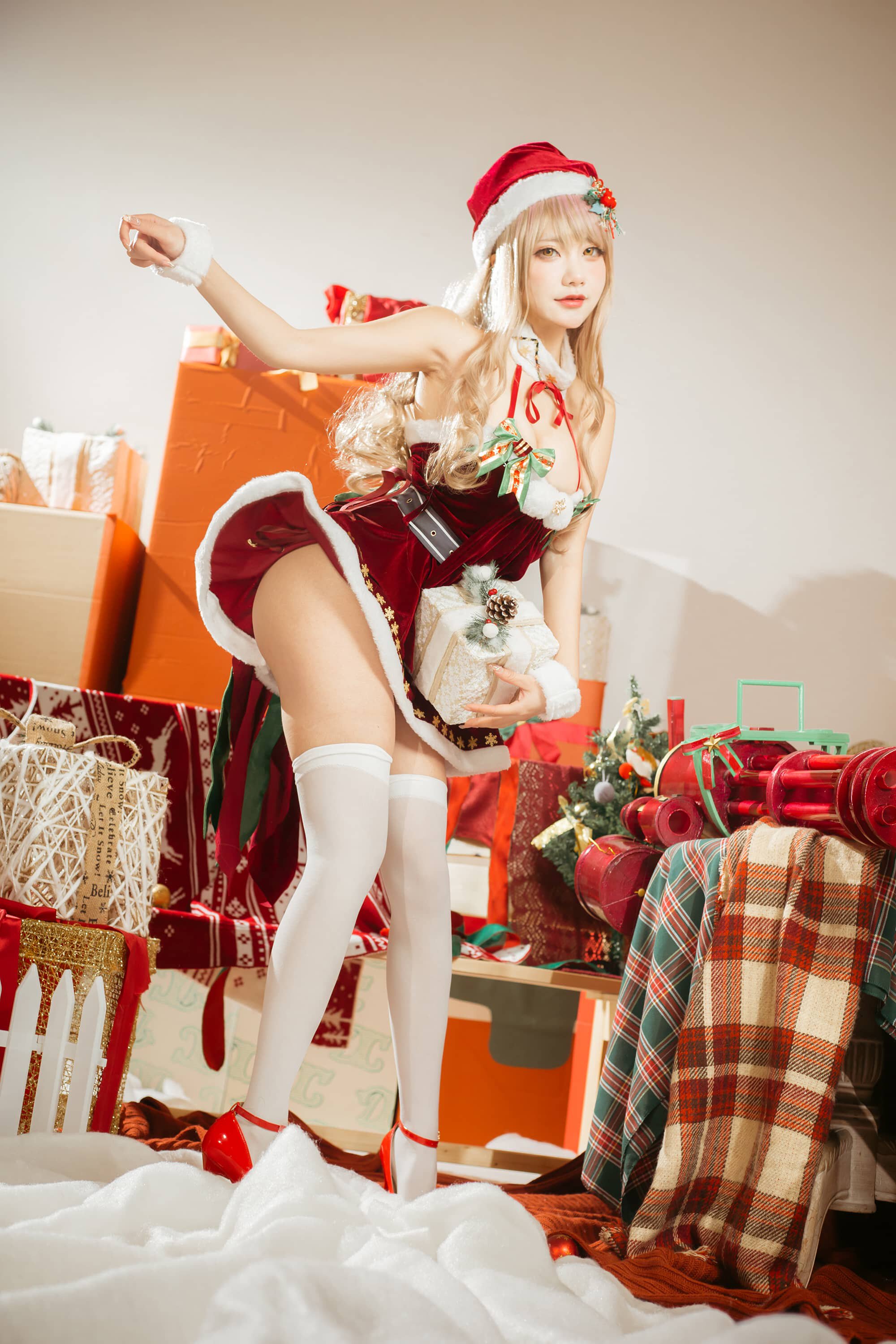 是一只熊仔吗 Nikke胜利女神 艾玛圣诞