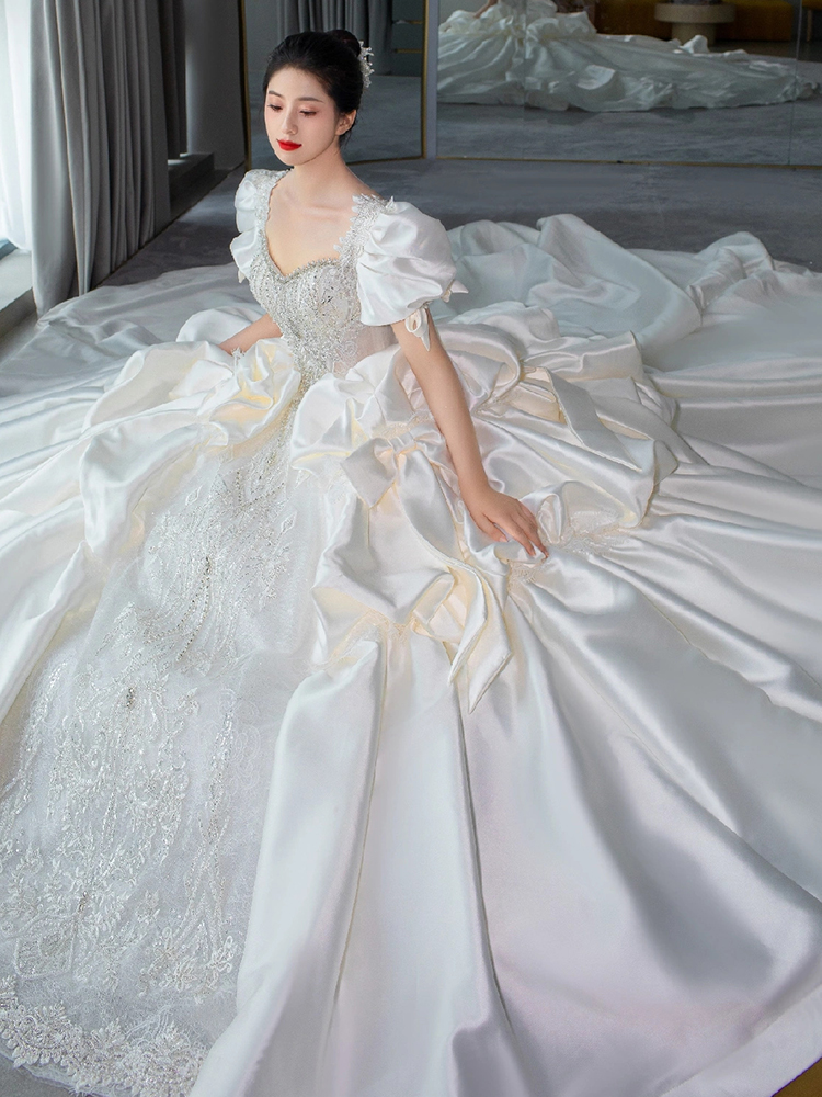 Saton wedding dress high -end trailer white Saton wedding dress high -end trailer white