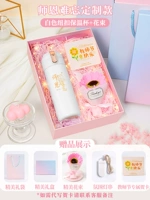 Белый стакан, открытка, букет