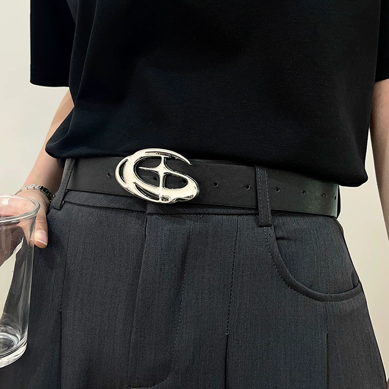 Кожаный/кожаный? Actually 'Retro black belt, jeans, men's style, American style' belt for jeans. In Russian: "Ретро черный ремень, джинсы, мужской стиль, американский стиль"