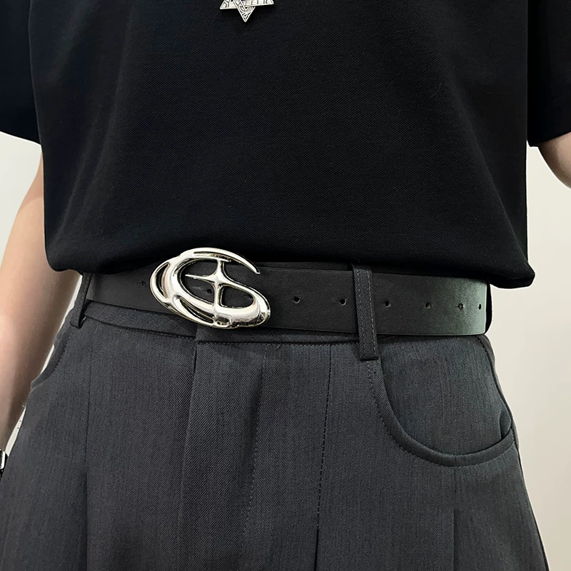 Кожаный/кожаный? Actually 'Retro black belt, jeans, men's style, American style' belt for jeans. In Russian: "Ретро черный ремень, джинсы, мужской стиль, американский стиль"