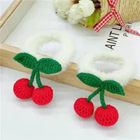 Две плюшевые резинки для волос кремового цвета вишневого цвета.