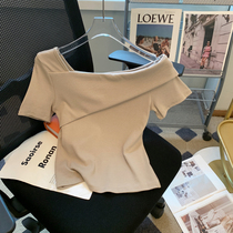 Khaki short-sleeved T-shirt womens summer design hot girl slimming short scheming clavicle one-shoulder top