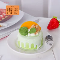 Новый зеленый желтый персиковый пирог доставлен на тарелку