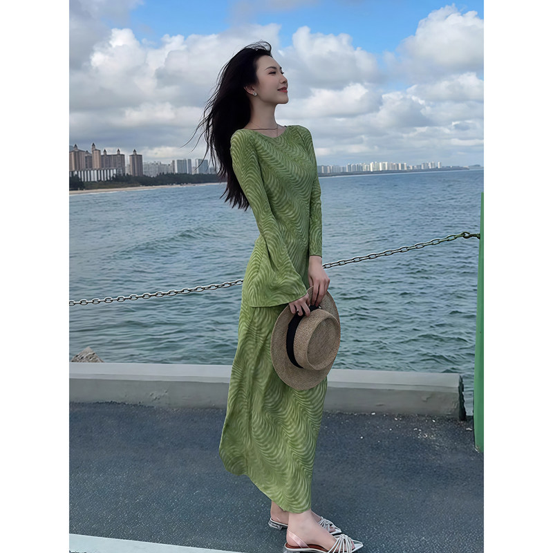 Green Dress for Women, Spring and Autumn 2026 New Style, French High-End Resort Style, Super Stylish, Slimming, Gradient Long Dress Green Dress for Women, Spring and Autumn 2026 New Style, French High-End Resort Style, Super Stylish, Slimming, Gradient Long Dress