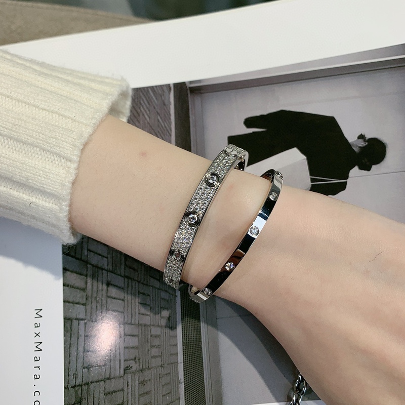 Large Size Wang Jiaer Style Starry Bracelet for Women, Gold-Plated 18K Gold, Light Luxury Full Diamond Love Couple Bracelet Large Size Wang Jiaer Style Starry Bracelet for Women, Gold-Plated 18K Gold, Light Luxury Full Diamond Love Couple Bracelet
