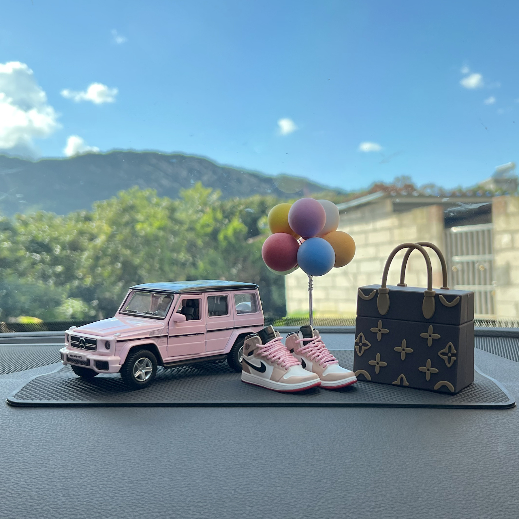 2023 Car mid-control special car load in car Ornament Pendulum creative male and female online Red creative paparazzi decorations-Taobao