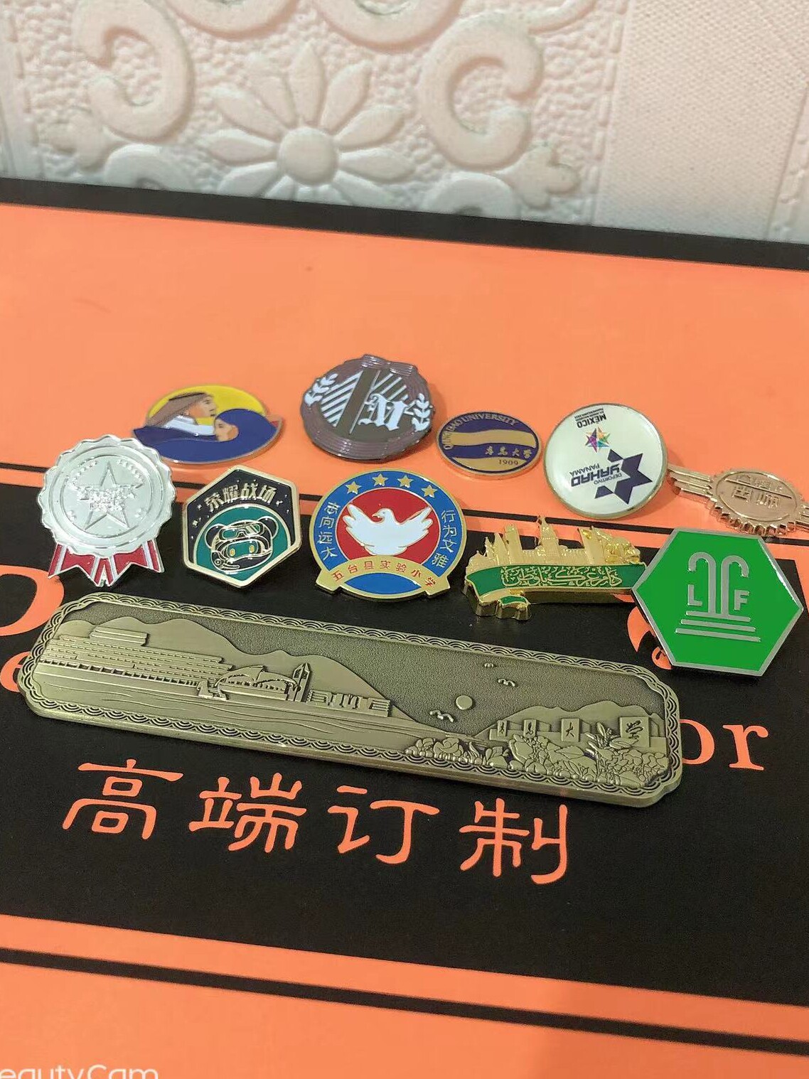 金属徽章定做公司:如何定制独一无二的烤漆勋章胸章LOGO,打造专属校徽班徽纪念章奖牌?-个性徽章-淘宝百科网