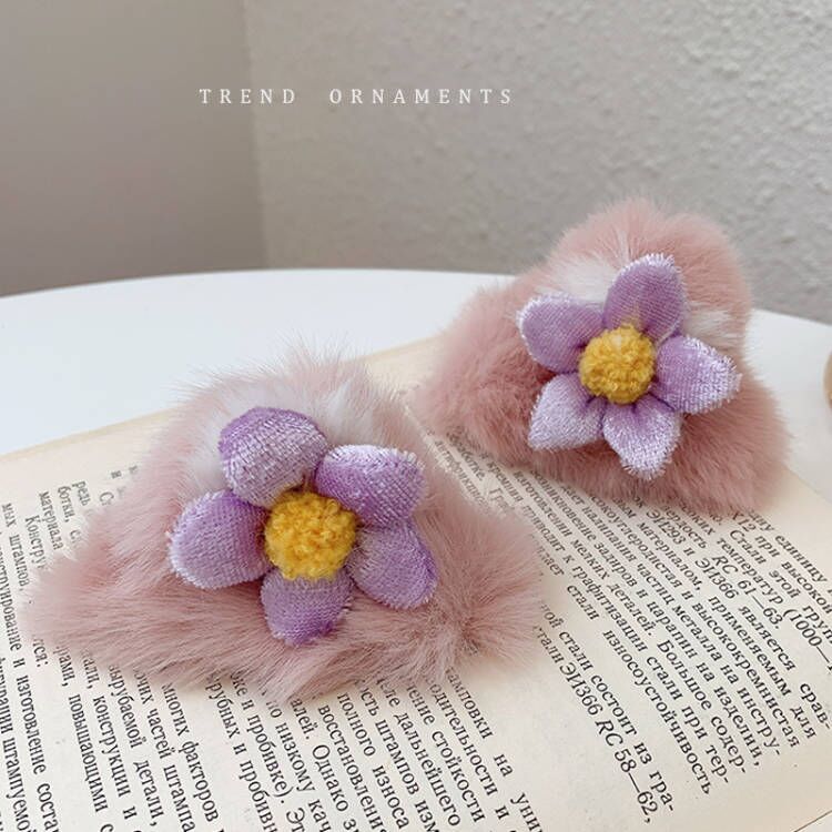 images 0:Lina Belle's hair clip is furry on the side of the woman's side