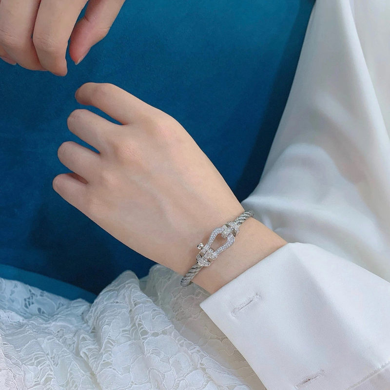 Horseshoe Buckle Bracelet with Full Diamond and Colorful Diamond Embellishments, Couple Style, Fashionable and Versatile High-End Jewelry, Zodiac Year Fortune Bracelet