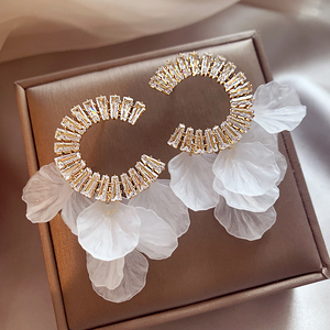 Cream Wants to Escape! C-Shaped Shell Tassel Earrings for Women, Unique Niche Earrings, Light Luxury Temperament, Commut