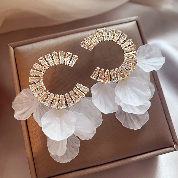 Cream Wants to Escape! C-Shaped Shell Tassel Earrings for Women, Unique Niche Earrings, Light Luxury Temperament, Commuter Earrings