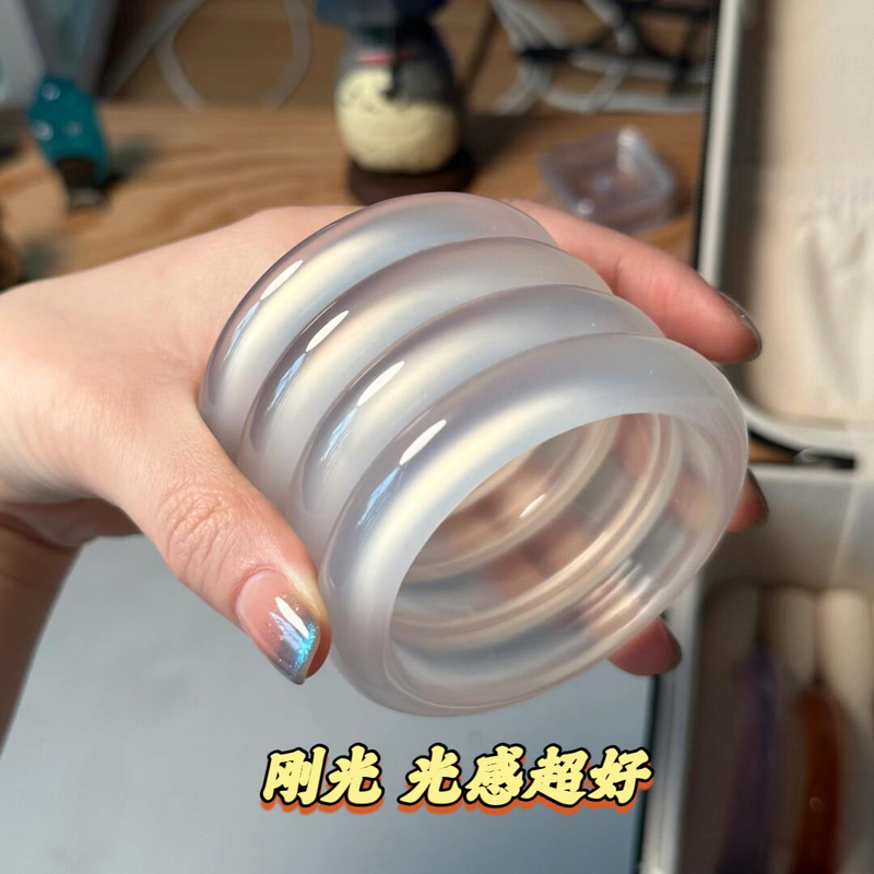 Natural Agate Bracelet for Women, High Ice Type, Champagne Gold, White Moonlight, Genuine Horse Material, Cold White Blue Flat Strip Chalcedony Jade Bracelet Natural Agate Bracelet for Women, High Ice Type, Champagne Gold, White Moonlight, Genuine Horse Material, Cold White Blue Flat Strip Chalcedony Jade Bracelet