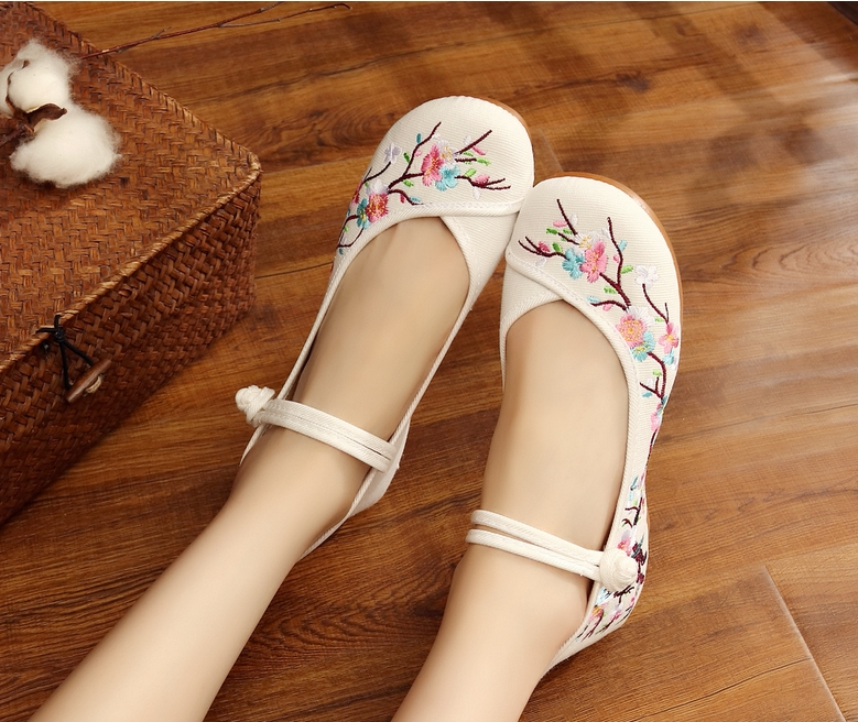 New New Year's Day Antique Shoes Han Shoes Old Beijing Shoes Fashion Nationalities Fenglun Dance Embroidery Shoes