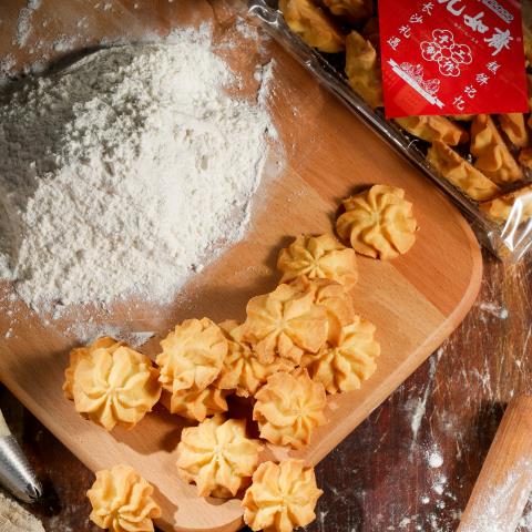 Changsha Jiuruzhai Hunan Specialty Crispy Biscuits with Scallions and Spicy Flavor, Almond Cakes, Sesame Balls, Mung Bean Cakes, Pastries