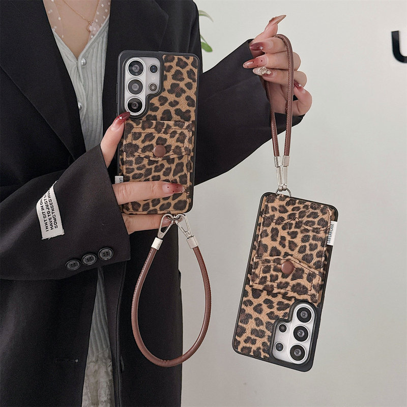 European and American Style Leopard Print Leather Phone Case for Samsung S26 Ultra with Integrated Coin and Card Holder, High-End Feel for S25+, Wrist Strap for S24 Ultra, Card Holder for S23+, and Card Slot for Samsung S26+