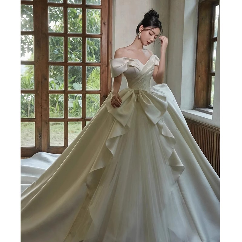 One -character satin noodle main wedding dress 2024 new high -end texture retro French bride small travel shot One -character satin noodle main wedding dress 2024 new high -end texture retro French bride small travel shot