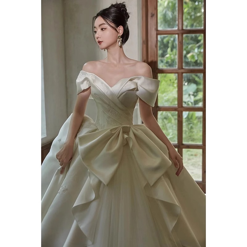 One -character satin noodle main wedding dress 2024 new high -end texture retro French bride small travel shot One -character satin noodle main wedding dress 2024 new high -end texture retro French bride small travel shot