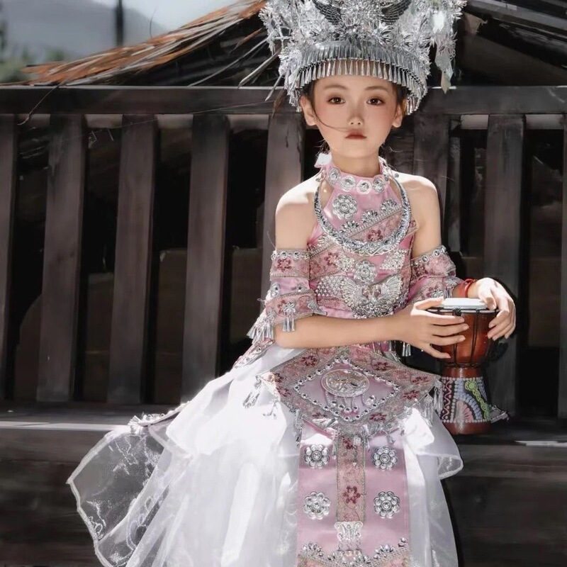 New Miao Ethnic Clothing for Women, High-End White Wedding Attire for the Hui, Miao, and Dong Ethnic Groups, Suitable for Performances and Photography