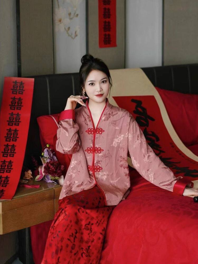 2025新中式旗袍敬酒服:新娘结婚礼服如何选才能兼顾传统文化与现代审美?-秀禾服-淘宝百科网