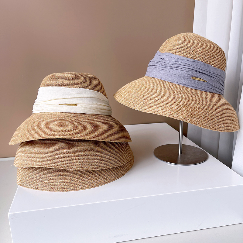 Elegant Pleated Silk Ribbon Lampshade Hat for Women, Summer Straw Hat with Metal Nameplate, Bucket Hat for Seaside and Beach