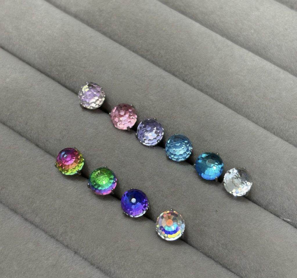 16G labret stud size and finish detail