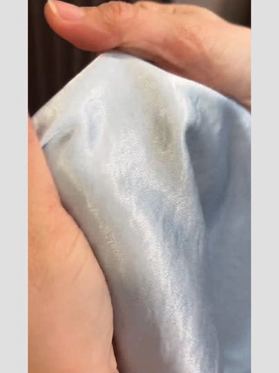 Das Dopamin-Outfit für den Frühherbst ist ein elegantes, würdevolles und hochwertiges zweiteiliges Set aus Sonnenschutzhemd und Strapskleid