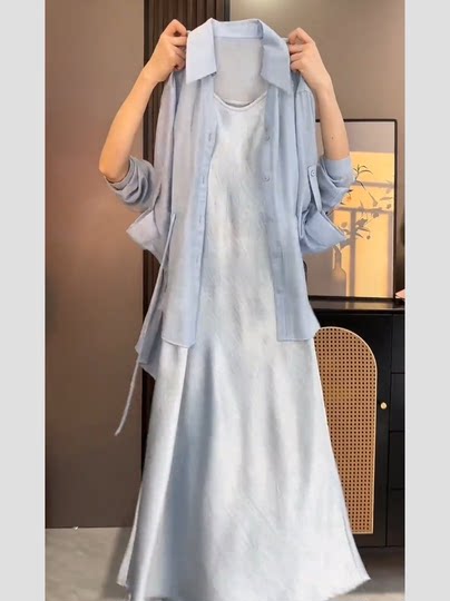 Das Dopamin-Outfit für den Frühherbst ist ein elegantes, würdevolles und hochwertiges zweiteiliges Set aus Sonnenschutzhemd und Strapskleid