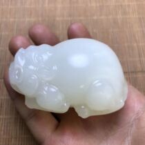 Naturally selected mutton fat white ornaments to attract wealth Pixiu handles jade ornaments auspicious animals to play with to attract wealth and give gifts to men and women
