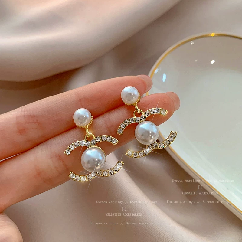 Ювелирные серьги в стиле Chanel из жемчуга с надписями, коллекция 2023 года