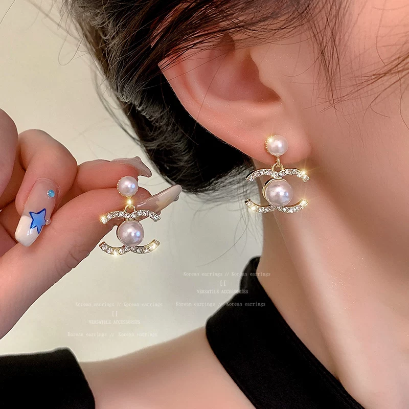 Ювелирные серьги в стиле Chanel из жемчуга с надписями, коллекция 2023 года