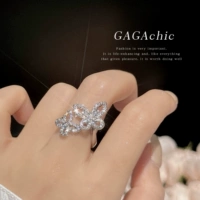 Одно двойное кольцо-бабочка.