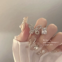 Кольцо с бриллиантом в форме бабочки