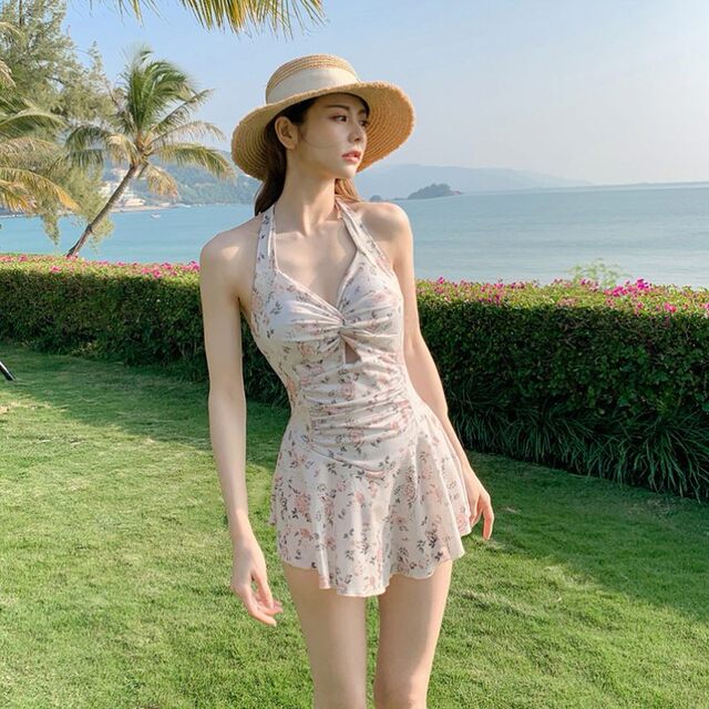 2025 New Style Women's One-Piece Swimsuit, Winter Sexy Conservative Slimming Tummy-Covering Student Beach Hot Spring Vacation Swimwear