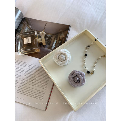 YOLI Zhang Youli's retro classic chanter-style brooch for women, simple and elegant. It's a corset coat with pins and collar flowers as accessories