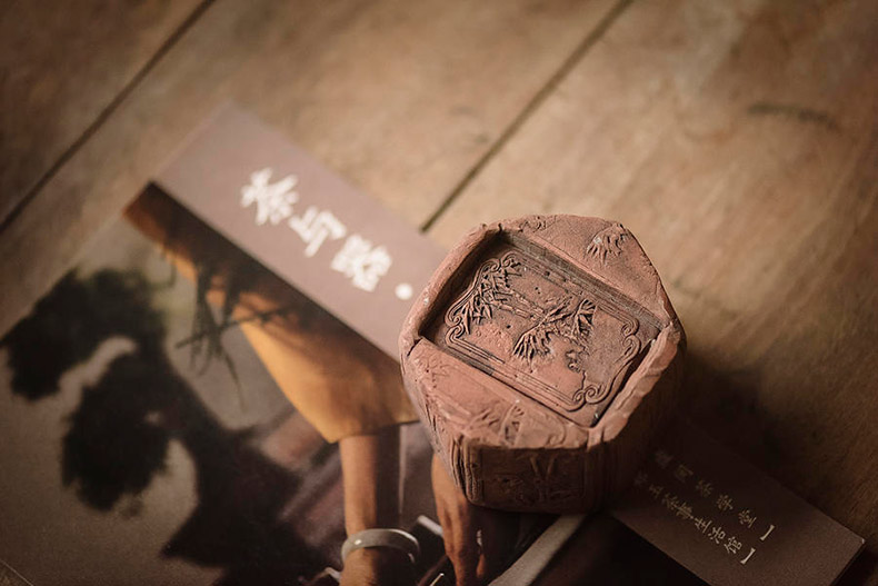 Old objects carved in the child are it with clay tea tea zero pet cover
