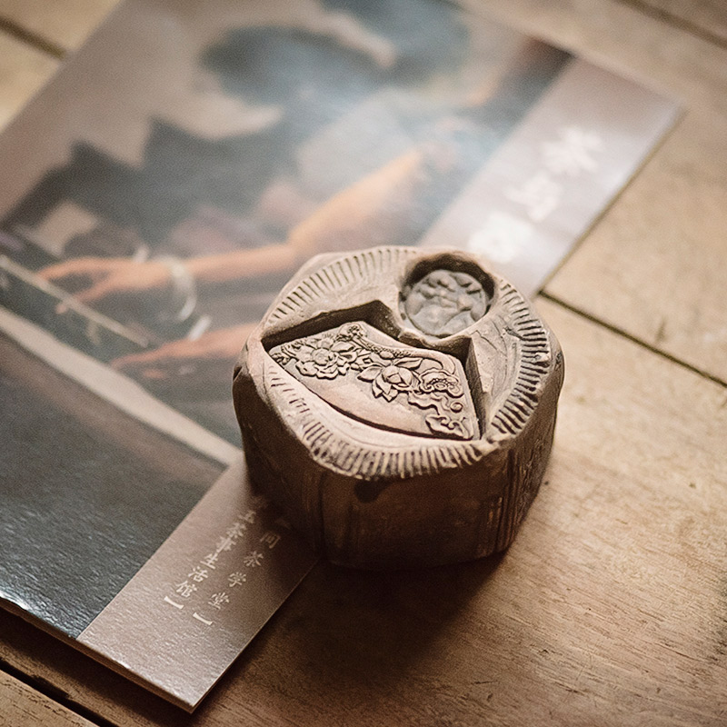 Old objects carved in the child are it with clay tea tea zero pet cover
