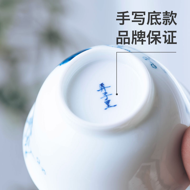 Figure in the glass cup of jingdezhen ceramic tea set left blue and white cat cup expressions using hand - made master cup of glass