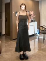 King and so on (blackcurrant) leather bust.