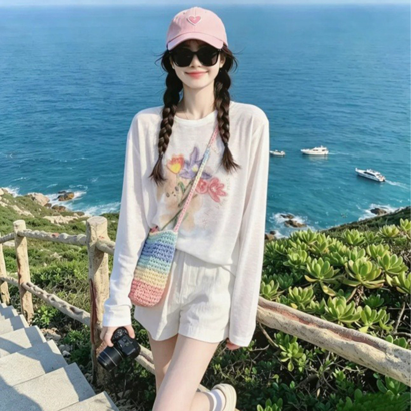 A Complete Set of White, Thin, Loose-Fitting Printed Sun-Protective Long-Sleeved T-Shirts for Women to Wear at the Beach, Paired with White Shorts for Summer A Complete Set of White, Thin, Loose-Fitting Printed Sun-Protective Long-Sleeved T-Shirts for Women to Wear at the Beach, Paired with White Shorts for Summer