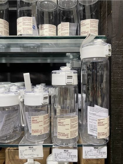 无印水杯平替高级感塑料水杯带茶隔耐高温防摔简约夏季随手杯学生