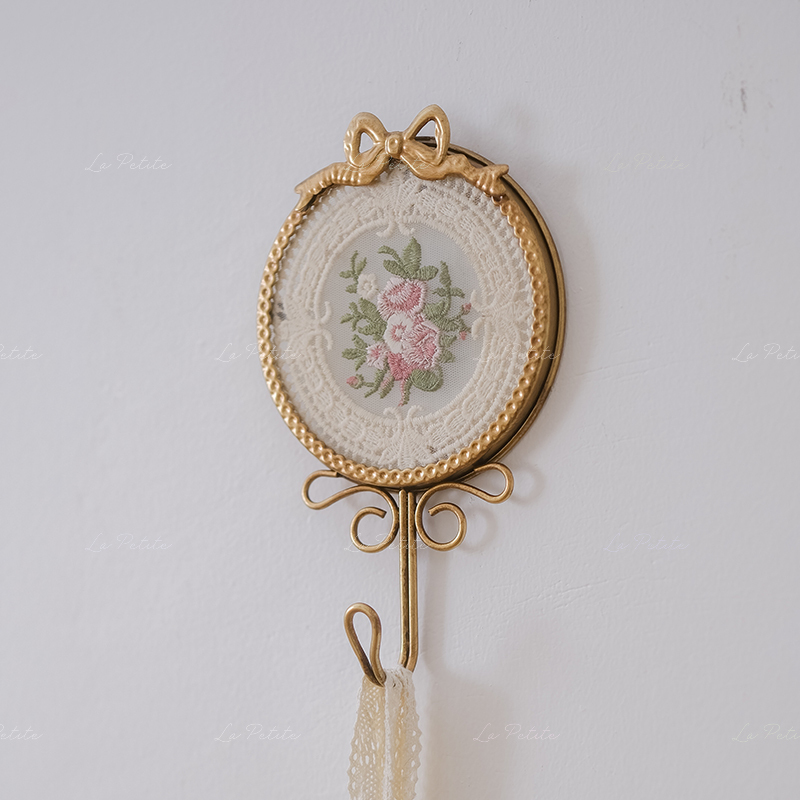 Yuelanjue Decorative Wall Hooks, Wall-Mounted Hooks for Entryway, Bedroom, Lace Vintage Retro Coat Hooks, Creative Design