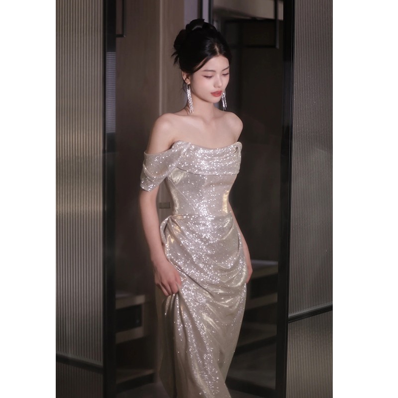 ワンショルダーの年次パーティーイブニングドレス、高級シルバースパンコール、学生の日の成人式、美術試験の司会者乾杯ドレス、花嫁