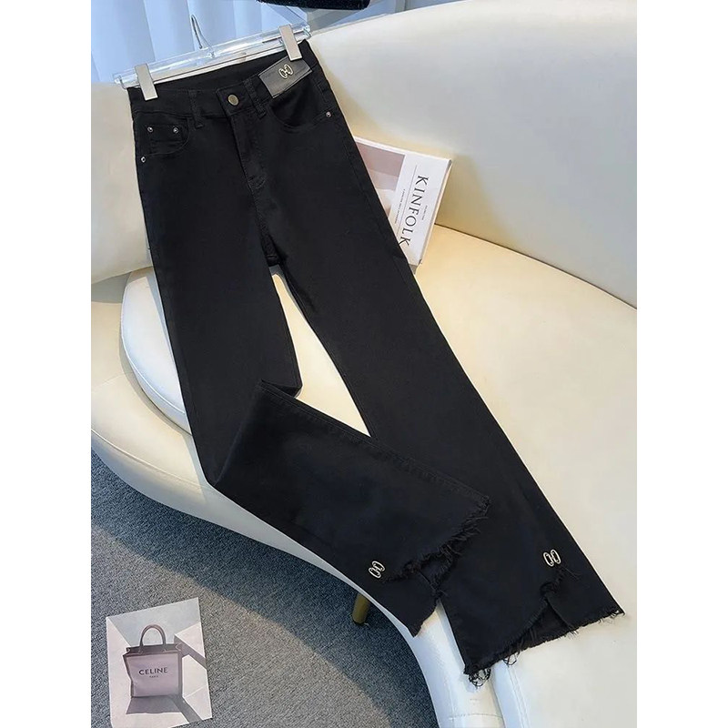 2025年春夏季的低调时尚革命：女士黑色高腰开叉牛仔烟管裤