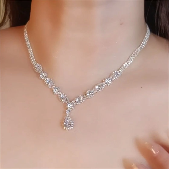 Zoozmomo Super Flash Full Diamond Burst Water Drop 프린지 목걸이 귀걸이를위한 가벼운 고급 틈새 디자인 쇄골 체인 목걸이
