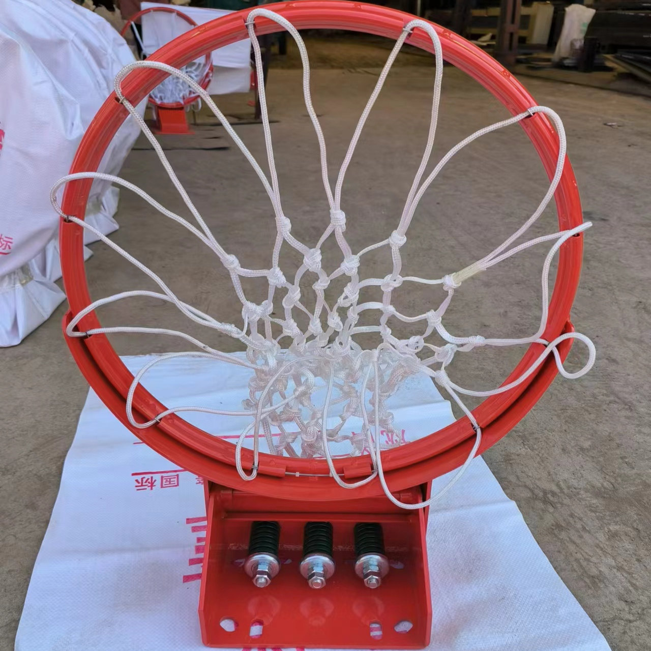 成人标准三弹簧篮球框:在家也能扣篮!🏀 家用篮框新选择,户外壁挂式专业实心篮球圈,体验专业级扣篮快感!🚀-篮球架-淘宝好物网