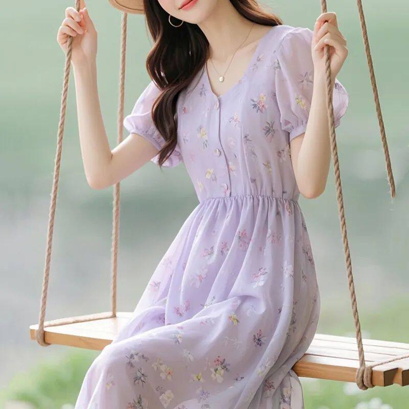 2026年夏の新作：ビーチバケーションにぴったりの、スタイリッシュでエレガントなパープルの花柄シフォンドレス。カジュアルで若々しい印象です。